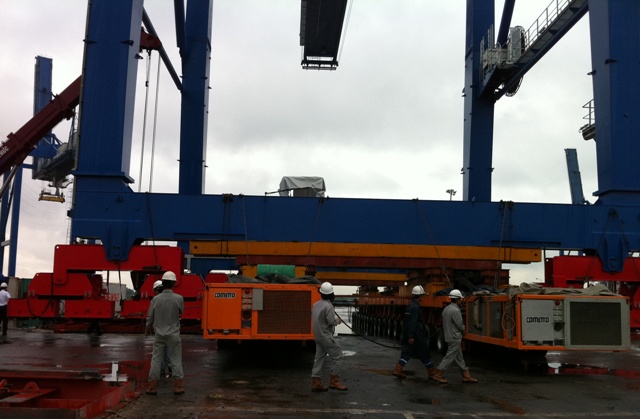 Vận chuyển 02 cẩu Kocks Krane GMBH trọng lượng 550 tấn cho cảng Cát Lái Tp. HCM