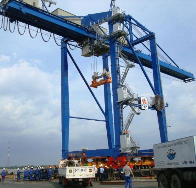 Bốc xếp, vận chuyển 01 cần cẩu giàn container tại cảng Cát Lái Tp. HCM