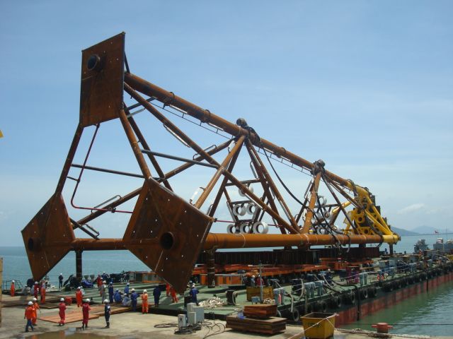 Hạ thủy các cấu kiện dự án E1A tại cảng Vietsovpetro