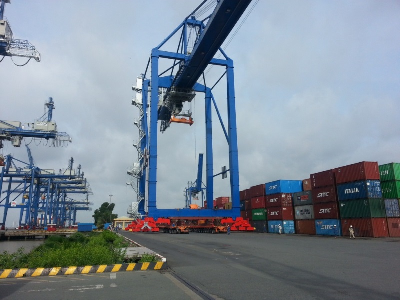 Vận chuyển 2 cầu cẩu giàn container (567 tấn/cẩu) hiệu Kocks tại cảng Tân Cảng Cát Lát