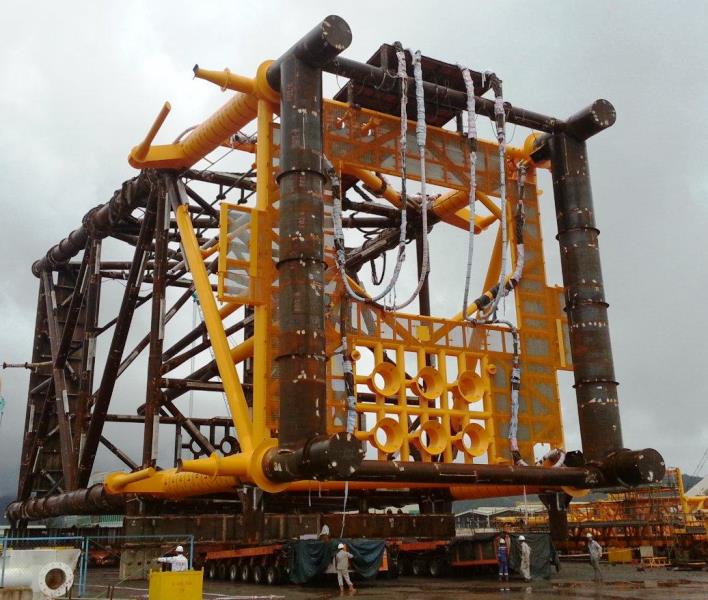 Hạ thủy 2 khối chân đế dự án Sư Tử Nâu tại cảng PTSC Vũng Tàu