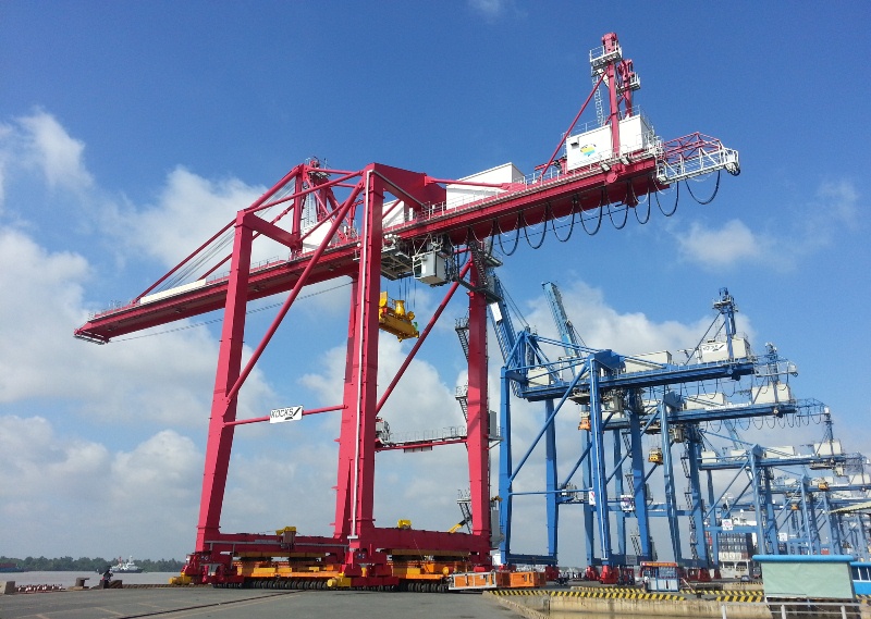 Bốc xếp, vận chuyển 2 cần cẩu giàn container hiệu KE nặng 550 tấn/cẩu tại cảng Cát Lái Tp. HCM