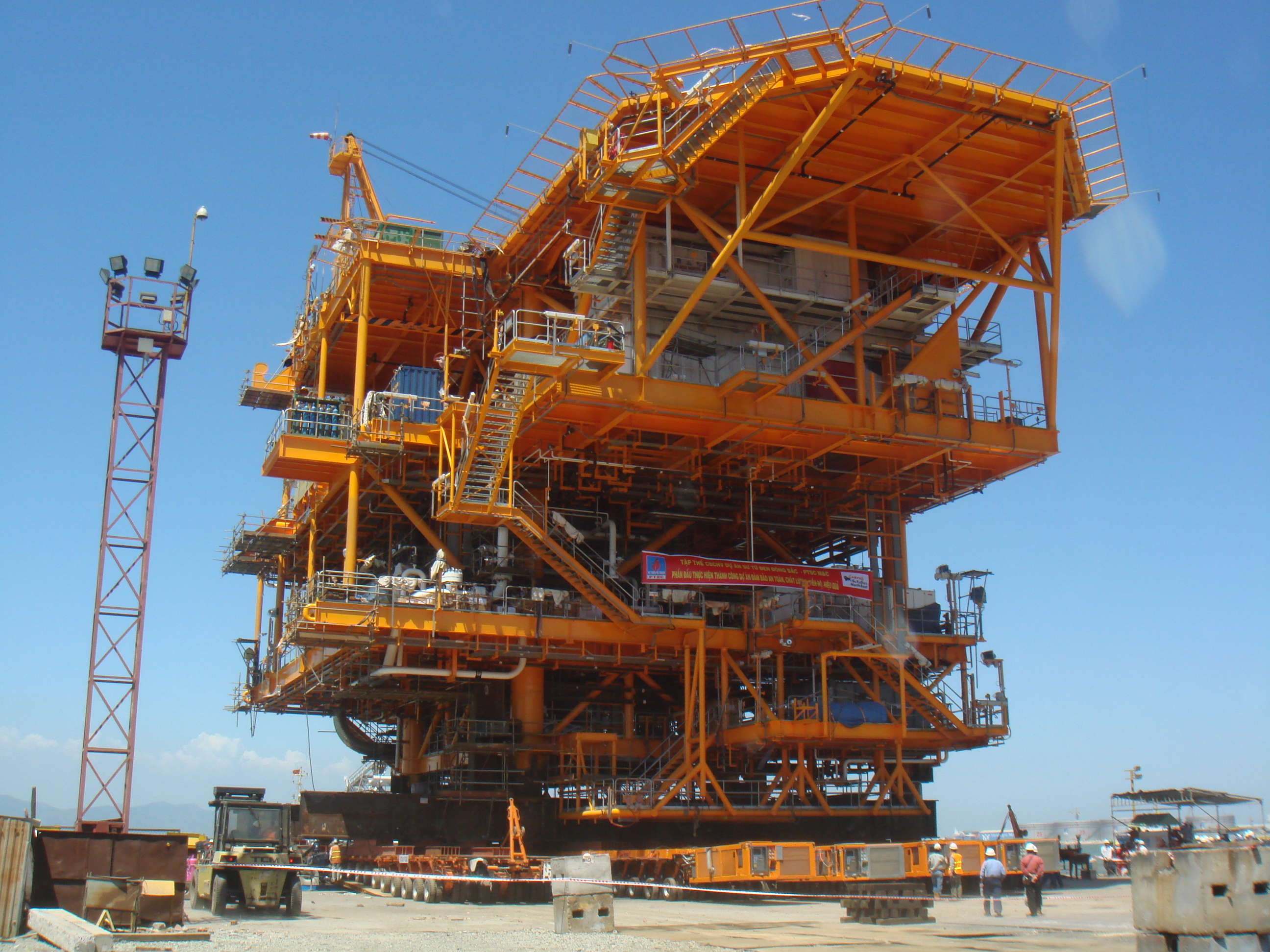 Hạ thủy thành công cấu kiện Sư Tử Đen Topside nặng 2.300 tấn